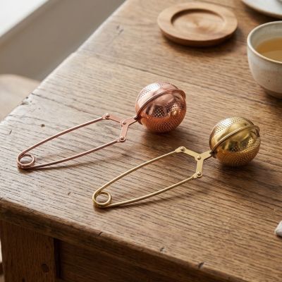 Deux boules a the sur une table cuisine