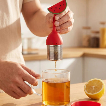 homme prepare the avec infuseur a the poignee forme melon