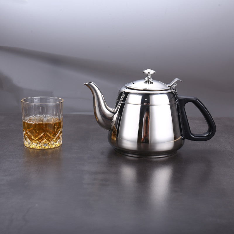 THEIERE ET VERRE A THE SUR UNE TABLE
