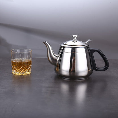 THEIERE ET VERRE A THE SUR UNE TABLE