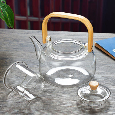 Theiere en verre sur une table