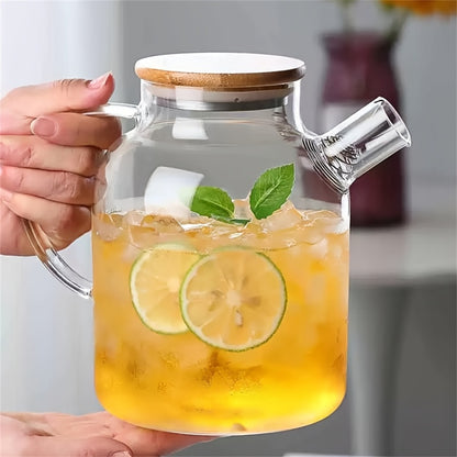 Théière en verre avec the aux fruit