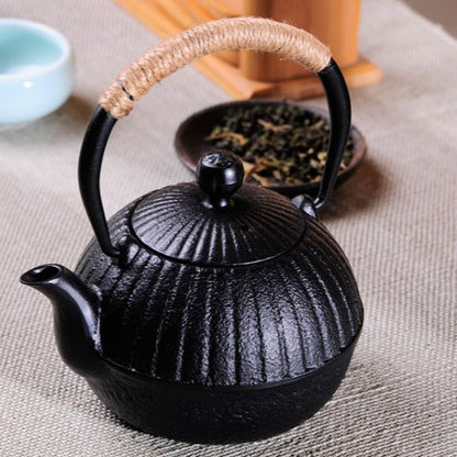 Theiere fonte noire motif rainures 