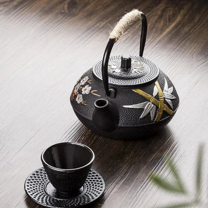 Théière japonaise en fonte motif fleur de prune et bambou