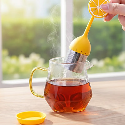 Une main tenant infuseurs a the dessus tasse a the