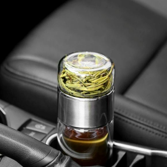 bouteille infuseur thé dans la voiture