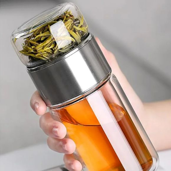 bouteille infuseur the dans une main
