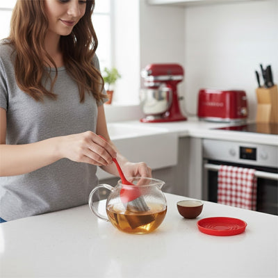 femme prepare the avec infuseur a the et theiere