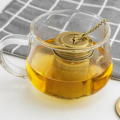 infuseur a the dans une theiere