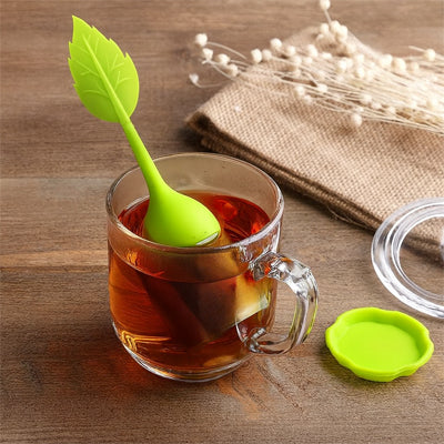 infuseur a the poignee silicone dans un verre