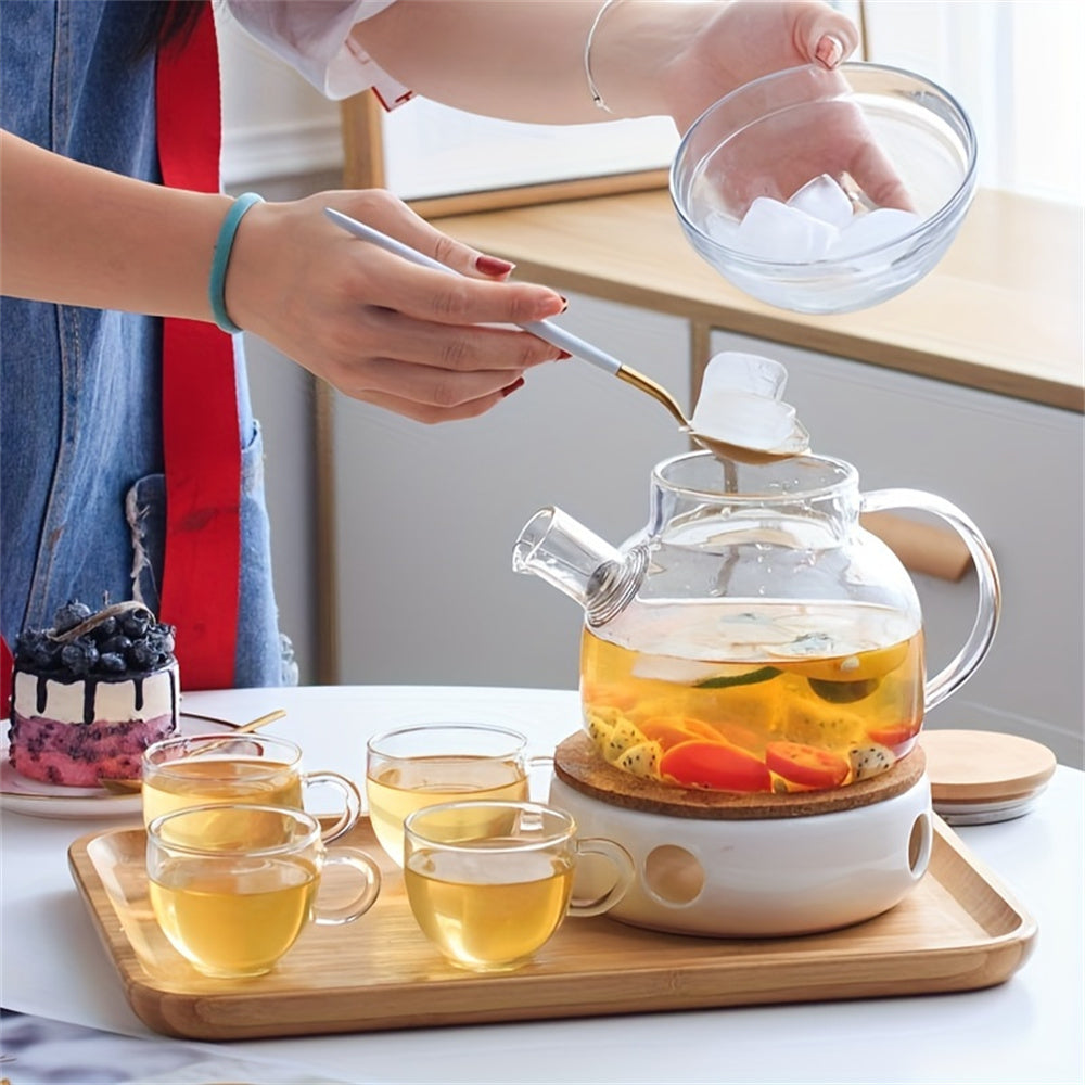Main versant glace dans une théière en verre