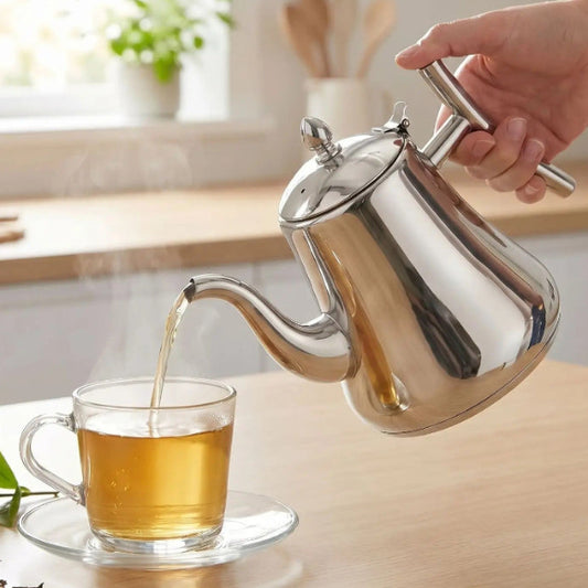 main versant thé avec une théière inox