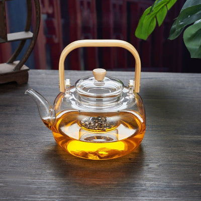 théière en verre avec the sur une table