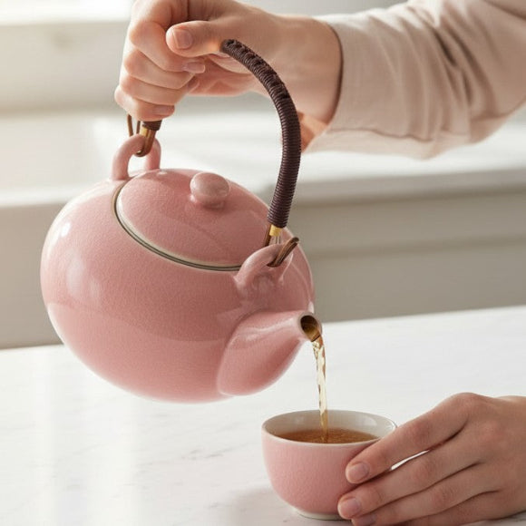 Thé versé avec une théière porcelaine