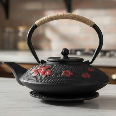 Théière en fonte japonaise sur un comptoir