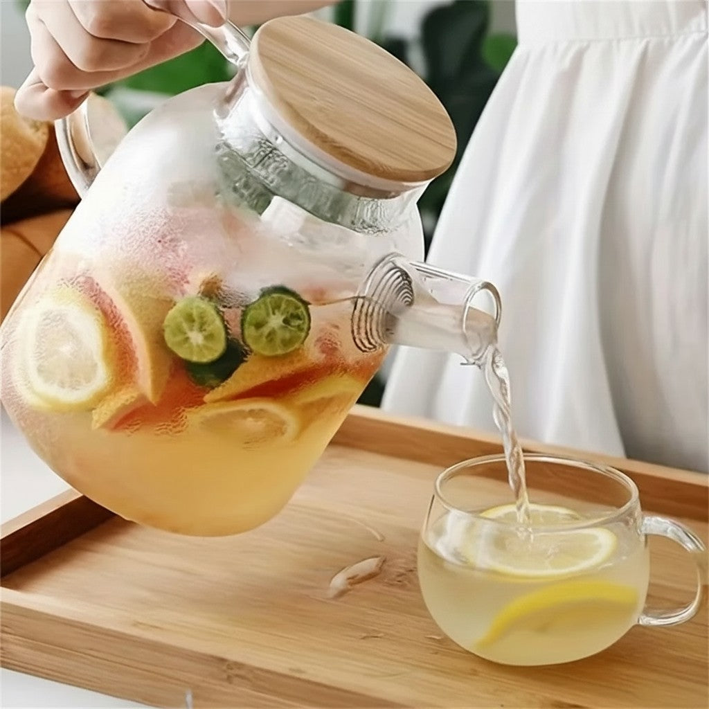 théière en verre avec infusion aux fruits