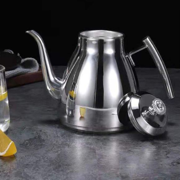 théière induction sur un comptoir