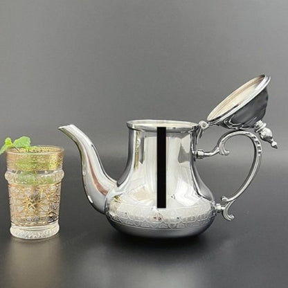 Théière marocaine et verre à thé
